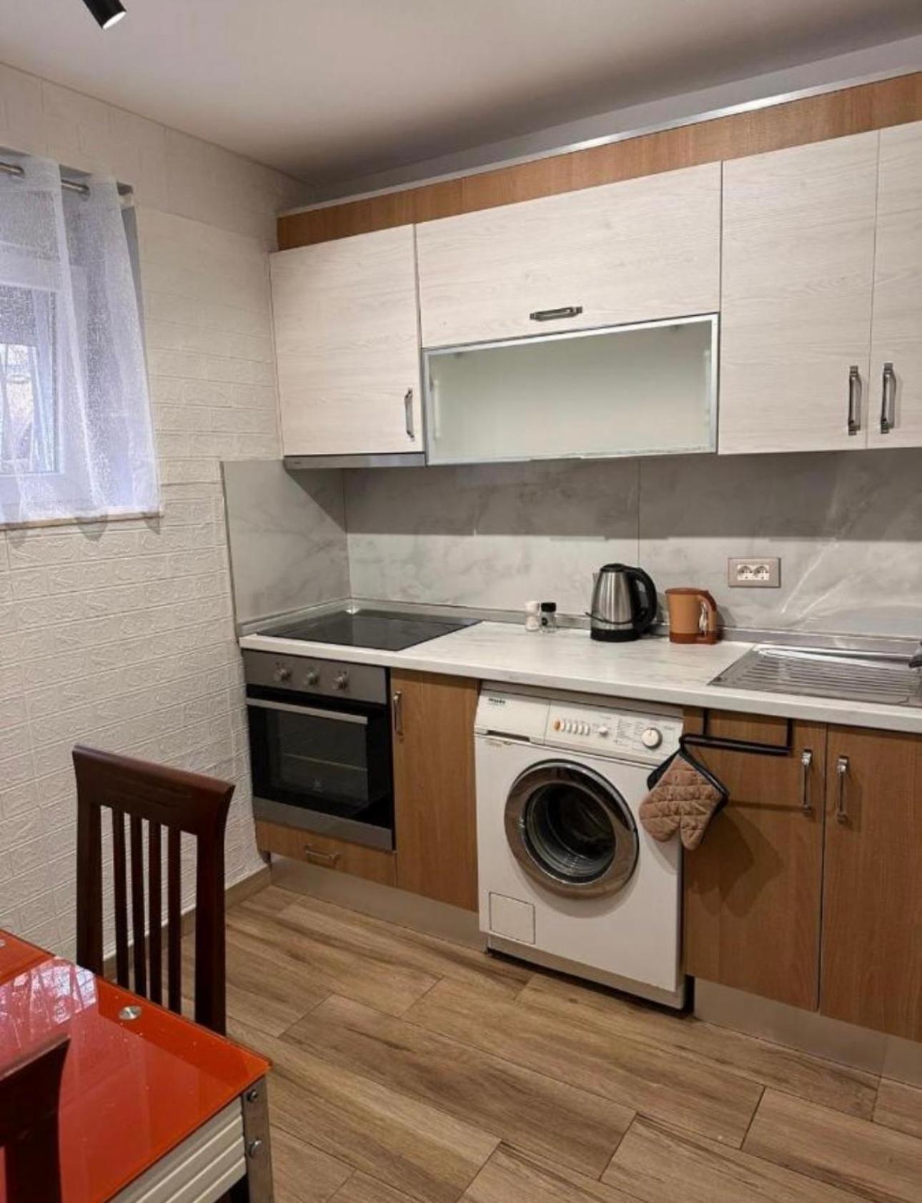 Lovely One Bedroom Flat In Apartment *